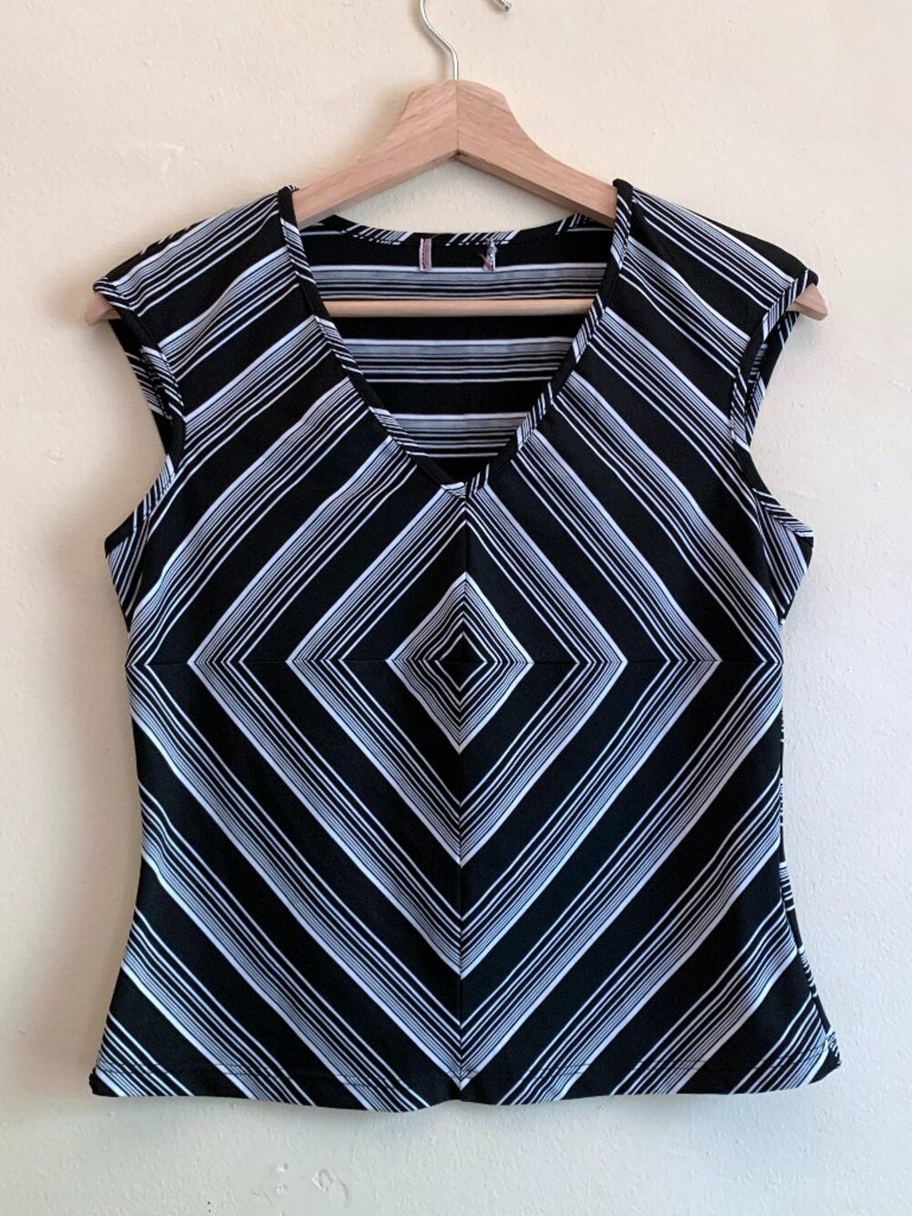 VINTAGE y2k Grunge Black Geometric V-Neck Tank Size Medium